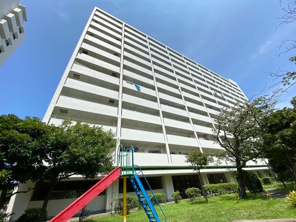 重厚間のある外観。緑に囲まれ青い空と白い