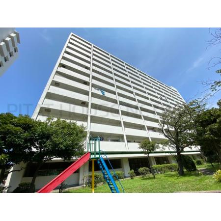重厚間のある外観。緑に囲まれ青い空と白い