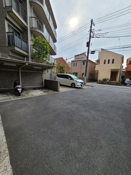 ライオンズプラザ三郷 駐車場