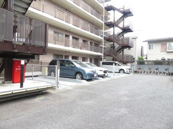クイーンズパレス春日部 駐車場