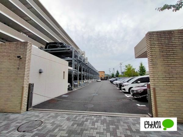 ブランズ市が尾ガーデン 駐車場