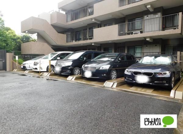 ロイヤルメイツ宮前平 駐車場