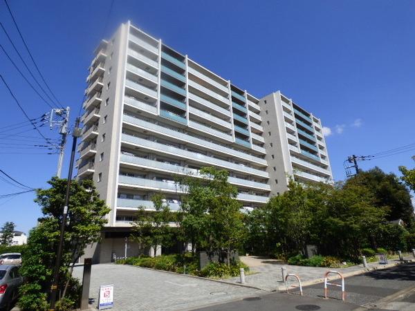 周辺に大きな建物のない開放的な立地マンシ