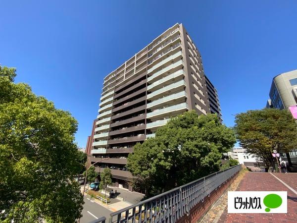 多摩センターの街並みに調和した美しい外観