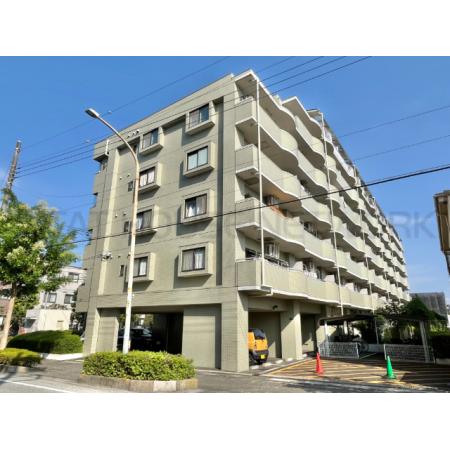 2方面歩道に囲まれた角地で、全面に高い建