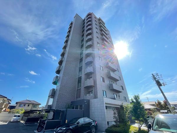 重厚感のある鉄筋コンクリートマンション。