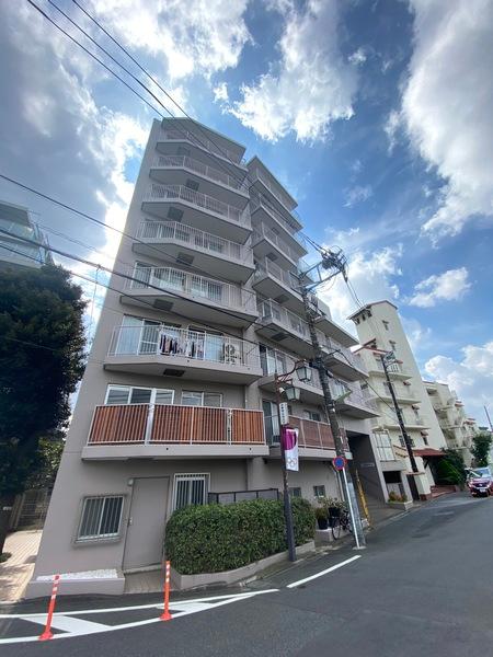 二子玉川駅より徒歩３分の立地です。商業施