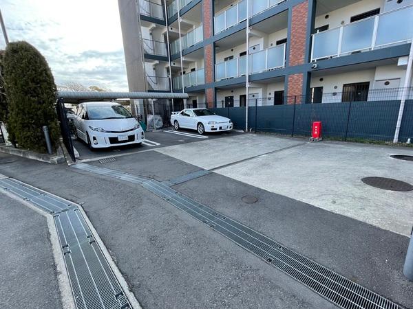 レグザ南市川 駐車場