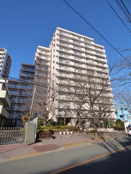 駅に近い立地ながらマンションが立ち並ぶ静