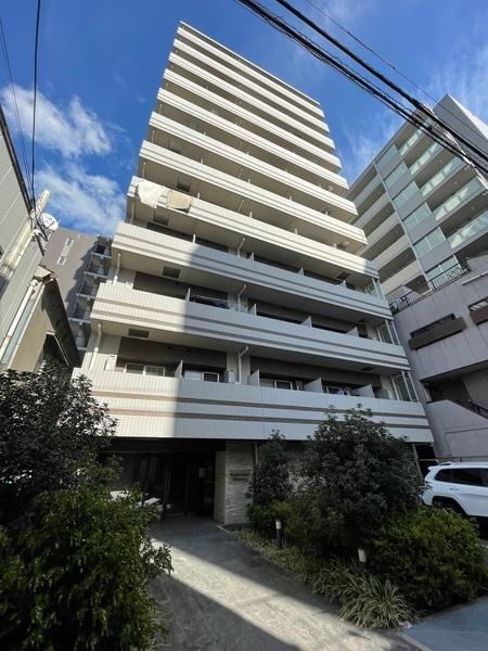 閑静な住宅地に佇む2014年築マンション。道