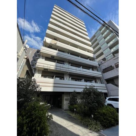 閑静な住宅地に佇む2014年築マンション。道