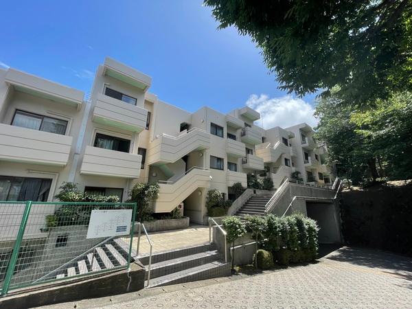 高台に位置する風通しの良い分譲マンション