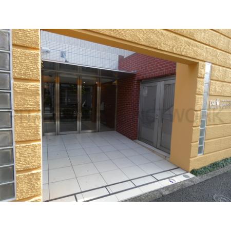 落ち着いた雰囲気のエントランス
