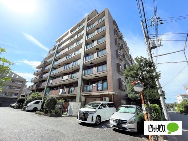 静かな住宅街の角地に佇むダイアパレス武蔵