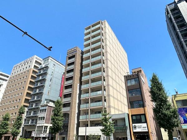 国道沿いでコンビニ・スーパーが近くにあり