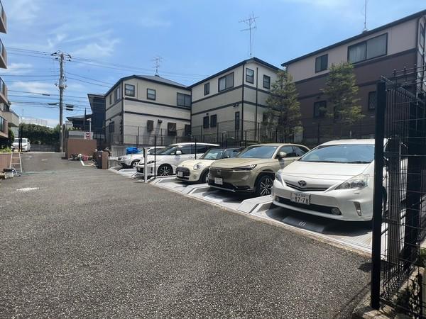 クレアヒルズ上星川東棟 駐車場