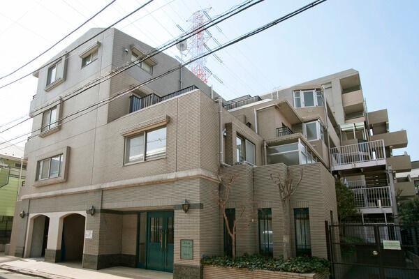 外壁タイル張りでスタイリッシュな外観