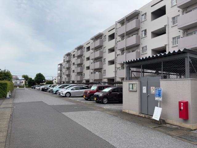 初石パーク・ホームズＢ棟 駐車場