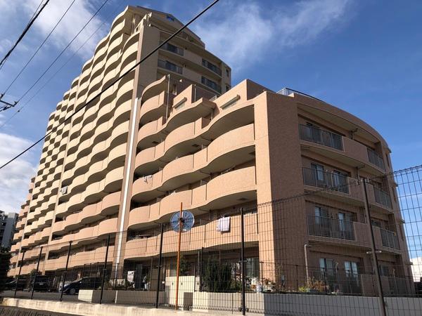 パインズマンション成田 外観