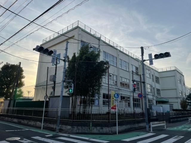 足立区立竹の塚小学校：735m