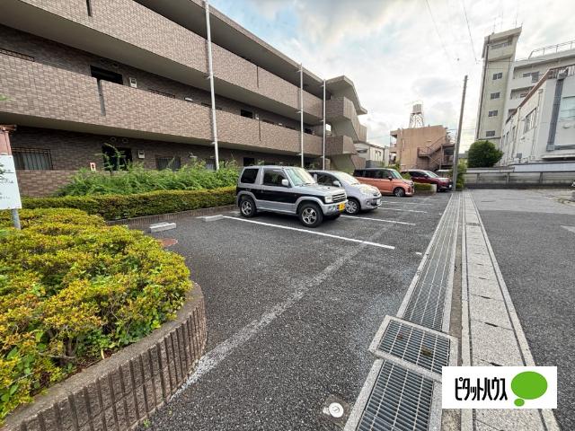 アゼリアハイツ 駐車場