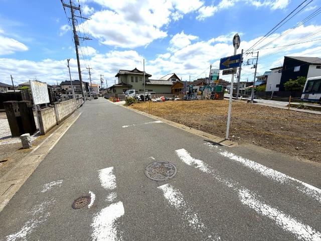 三郷市戸ケ崎4丁目　土地 前面道路含む現地写真