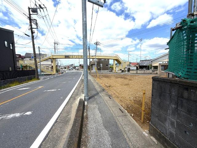 三郷市戸ケ崎4丁目　土地 前面道路含む現地写真