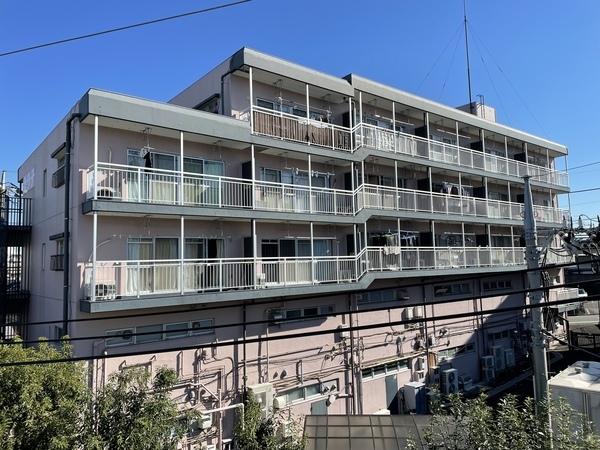 タイル貼りの外観