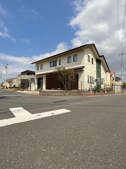 隣家との距離もあり、光が室内によく入ります。