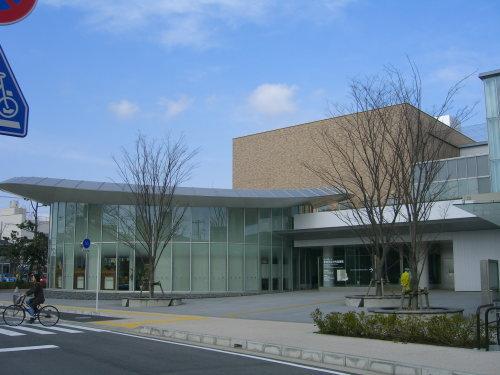 新潟市立中央図書館：473m