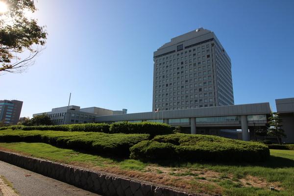 新潟県庁：1357m