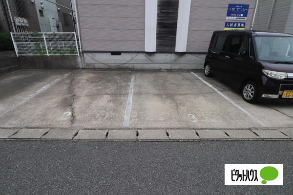 新潟市中央区紫竹山アパート 駐車場
