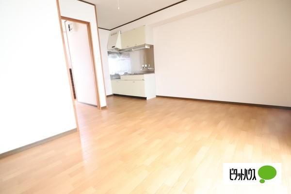 新潟市中央区紫竹山アパート リビング