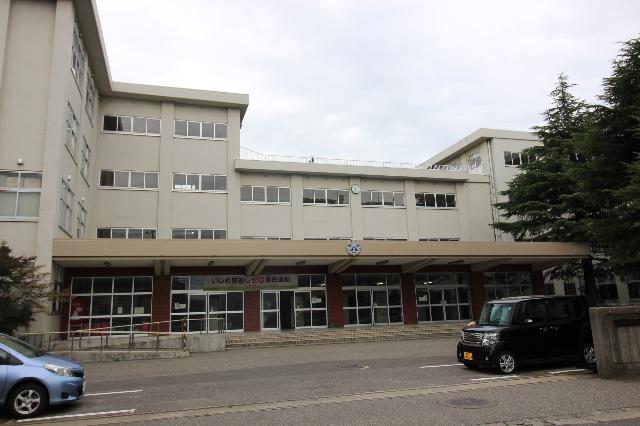 新潟県立新潟南高校：833m