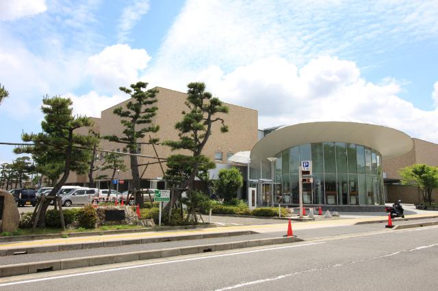 新潟市立中央図書館：1021m