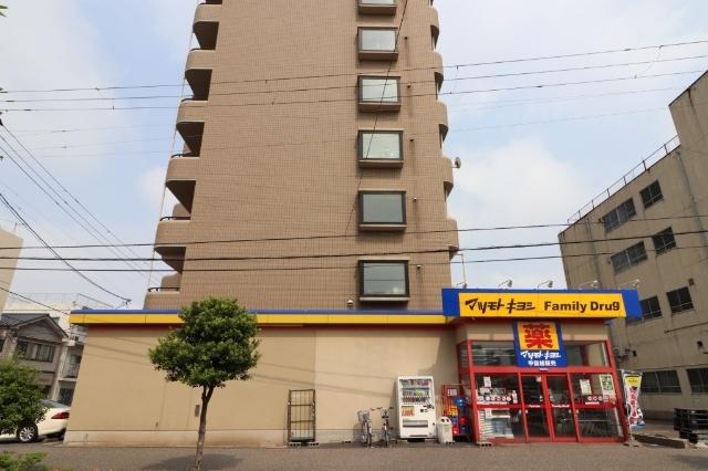 ファミリードラッグ西湊町通店：466m