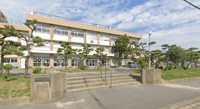 新潟市立上山中学校：1051m