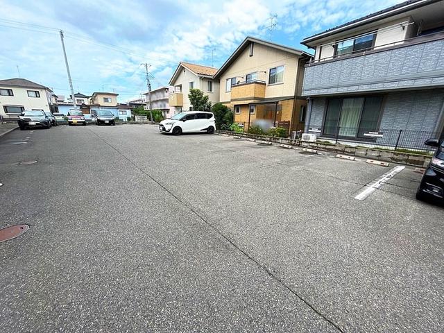 エルスリーモナミ（203） 駐車場