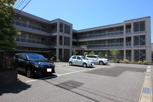 インペリアル（306） 駐車場