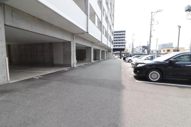 モーント米山弐番館（405） 駐車場