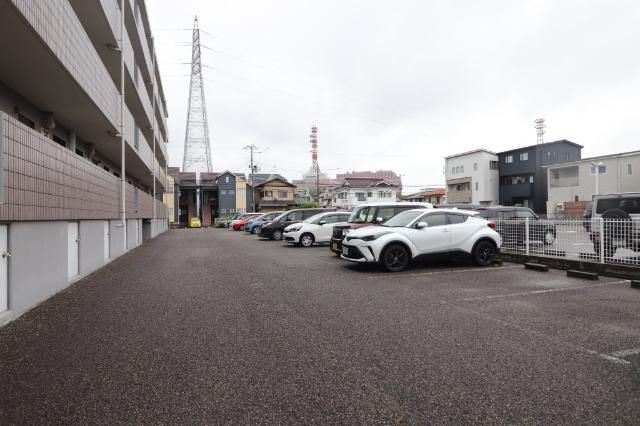 ベルメゾン網川原（202） 駐車場