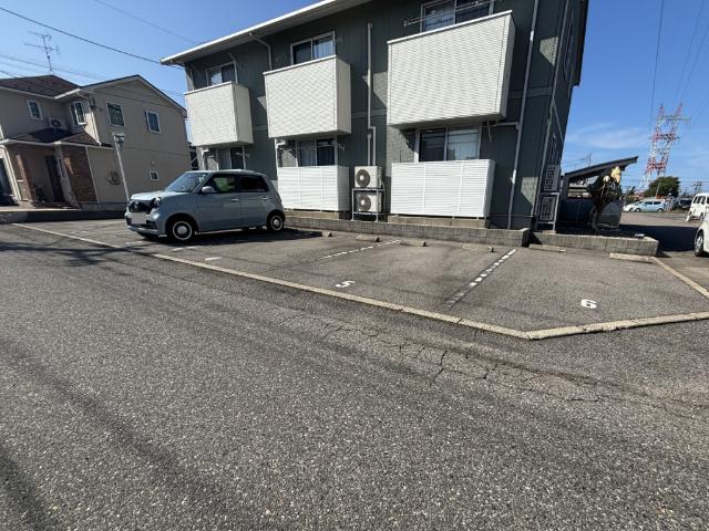 ララクス（202） 駐車場
