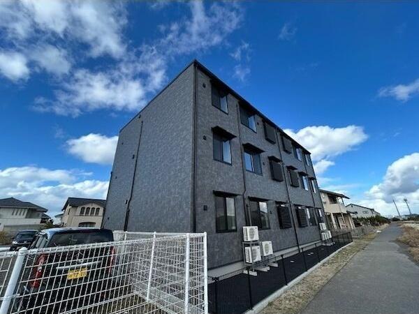 小針駅より徒歩15分 築1年6ヶ月 3階建の賃貸物件