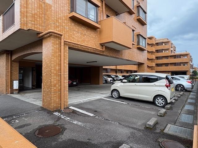 ダイアパレス女池上山 駐車場