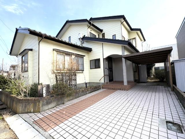 一台分のカーポート付！縦列で2台駐車可能です♪