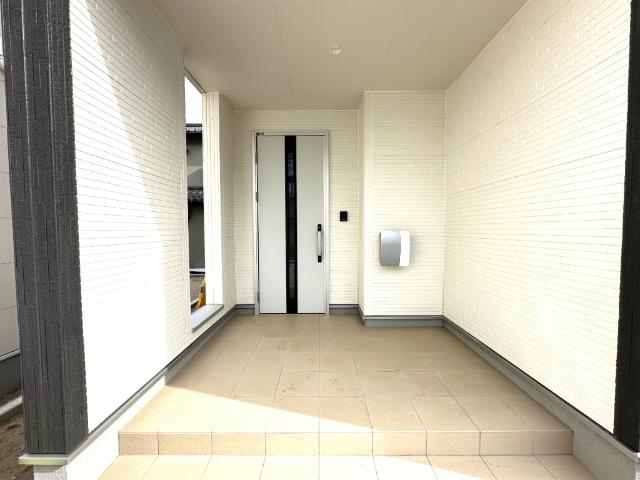 広いポーチで雨の日も安心