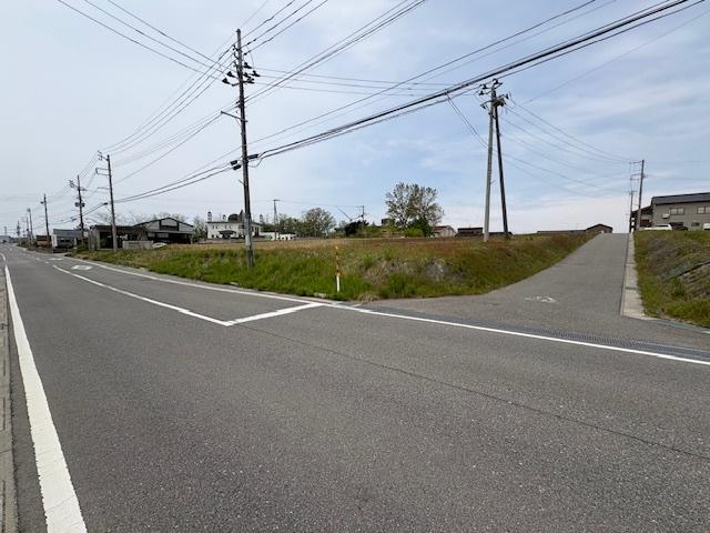 新潟市北区太郎代売地 前面道路含む現地写真