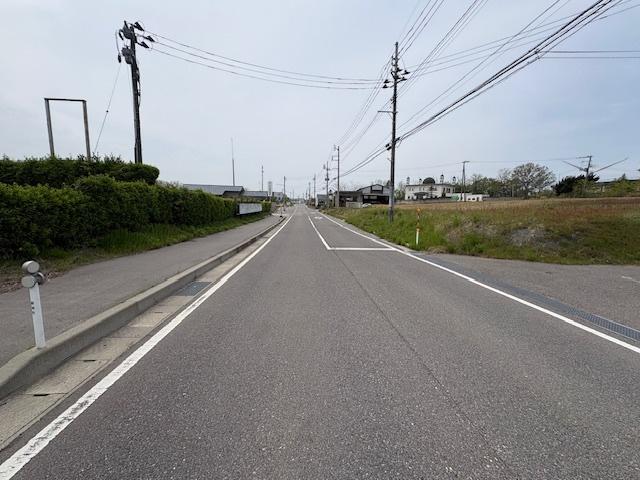 新潟市北区太郎代売地 前面道路含む現地写真