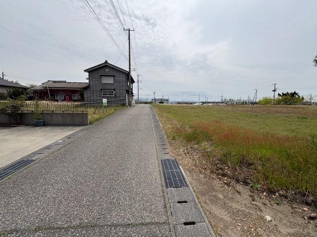 新潟市北区太郎代売地 前面道路含む現地写真