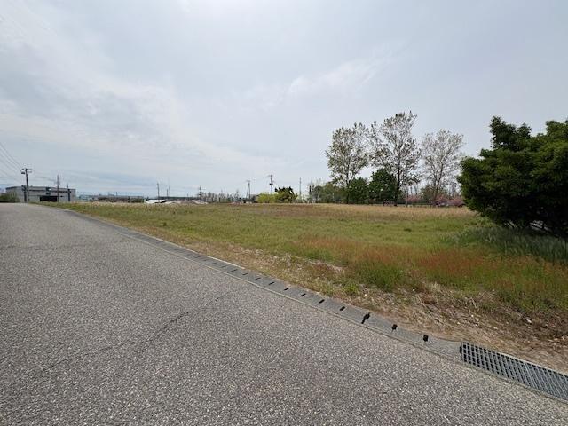 新潟市北区太郎代売地 前面道路含む現地写真